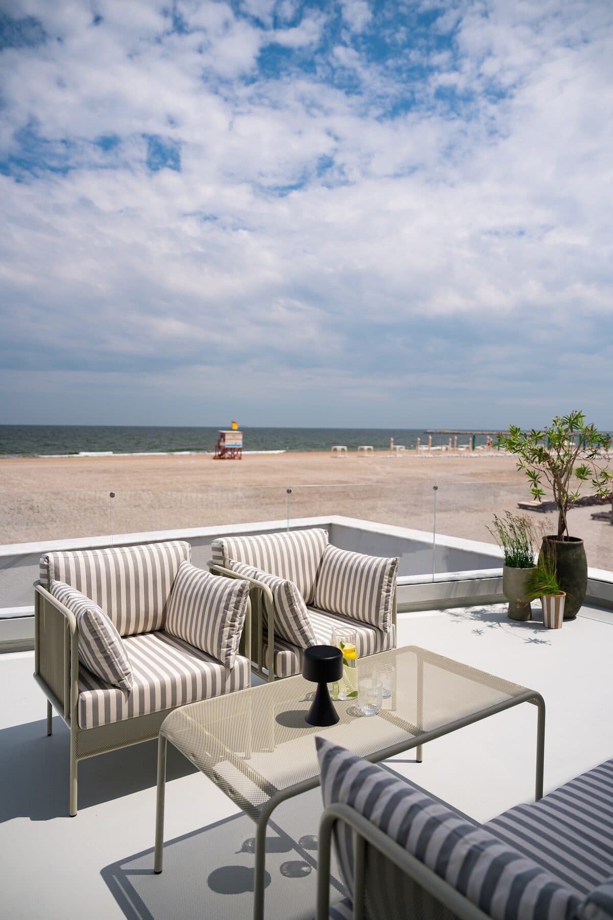 Terasă cu vedere spre mare la Euforia Retreat + Spa